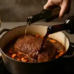 Aggiungere vino bianco o rosso al brasato: come la scelta influisce su aroma e consistenza finale